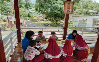 Bimbingan Membaca Oleh Mahasiswa UNIM Bone